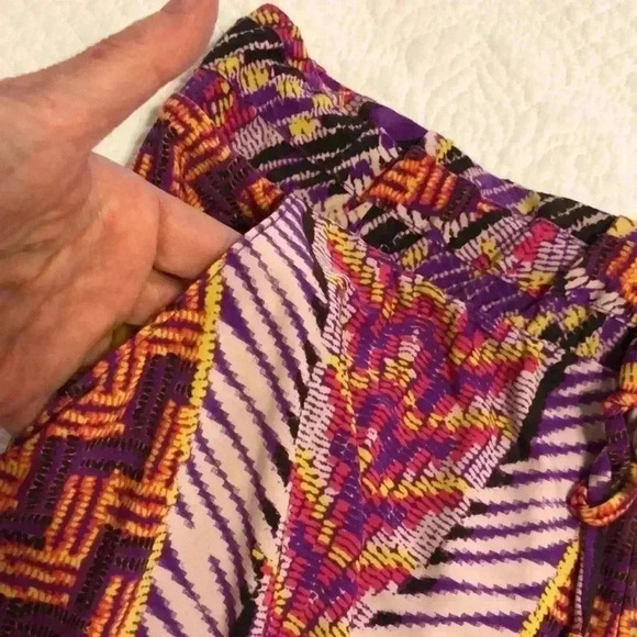 Inc. Beach polyester shorts with open side pockets and tie waist. Size L - Picture 2 of 7